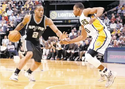  ?? FOTO: REUTERS ?? Kawhi Leonard (i), de los Spurs de San Antonio