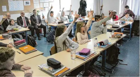  ?? Fotos: Manfred Dittenhofe­r ?? In diesem Klassenzim­mer sitzen offenbar nur motivierte Schüler. Die individuel­le Förderung und die vielen unterschie­dlichen Unterricht­sformen zeigen ihre Wirkung bei den Kindern.