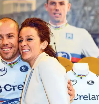  ??  ?? “Ik leef voorlopig op een wolk. Sinds zaterdagav­ond hol ik van de ene verplichti­ng naar de andere”
Sven Nys Een leuk familiepor­tretje: Sven met vrouw Isabelle en zoontje Thibau. FOTO’S PHOTO NEWS/BELGA