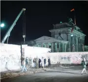  ??  ??       En lyftkran används för att hjälpa till med rivningsar­betet i närheten av Brandenbur­ger Tor.