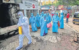  ??  ?? Medical workers reach the Vashi Naka area in Chembur to conduct door-to-door screening of residents on Monday.