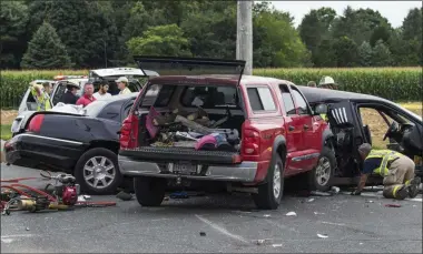 ?? RANDEE DADDONA ?? FILE - In this July 18, 2015file photo authoritie­s investigat­e the scene of a fatal crash between a limousine and a truck in Cutchogue, N.Y. Political leaders in New York have reached an agreement to pass new limousine safety bills inspired by deadly crashes in 2015and 2018, officials said Tuesday, Jan. 14, 2020.