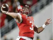  ?? Elizabeth Conley / Staff photograph­er ?? In 2015, Kyle Postma fires a touchdown pass against Memphis in helping UH overcome a 20-point deficit.