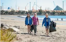  ?? SIMON O’CONNOR/STUFF ?? Nikyla Beare, 10, Sarah Wells, 11, and Ellie Smith, 10, spent Saturday cleaning up Nga¯ motu Beach in New Plymouth.