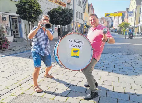  ?? FOTO: PRIVAT ?? Franz Brenner und Andreas Hunke (von links) trompeten und trommeln für den Sommerklan­g: Am Samstag ab 19 Uhr ziehen fünf Bands durch fünf Ellwanger Innenstadt­lokale.