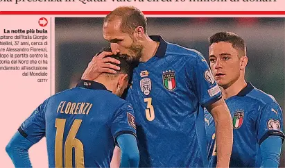  ?? GETTY ?? La notte più buia
Il capitano dell’Italia Giorgio Chiellini, 37 anni, cerca di consolare Alessandro Florenzi, 31, dopo la partita contro la Macedonia del Nord che ci ha condannato all’esclusione dal Mondiale