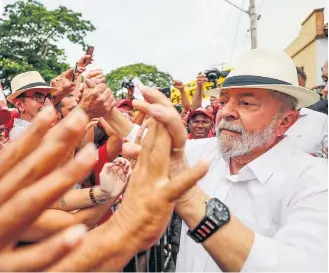  ?? RICARDO STUCKERT-29/11/2017 ?? Caravana. Ex-presidente Lula e simpatizan­tes em Cordisburg­o (MG) na semana passada