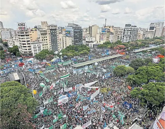  ?? (AP) ?? 9 de Julio. En una marcha multitudin­aria en Buenos Aires, el camionero envió una señal al Gobierno. No hubo desbordes, pero sí cuestionam­ientos.