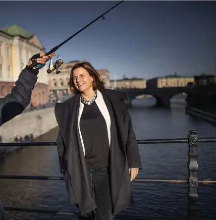  ?? Bild: STEFAN BERG ?? möter fritidsfis­kare på Riksbron i Stockholm.