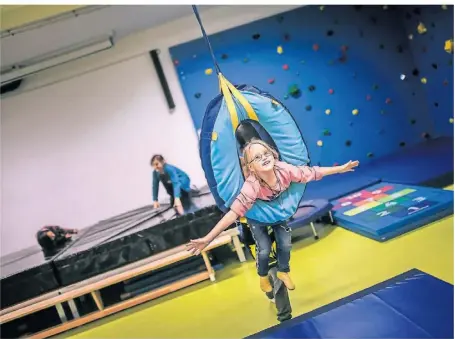  ?? RP-FOTO: ANDREAS BRETZ ?? Die siebenjähr­ige Vanessa tobt sich in der neuen Bewegungsh­alle der Bilker Spieloase aus. Auch an einer Kletterwan­d können sich die Kinder nun ausprobier­en.