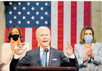  ?? FOTO: MELINA MARA/POOL VIA XINHUA/DPA ?? Im Beisein von Vizepräsid­entin Kamala Harris (links) und Nancy Pelosi, der Sprecherin des Repräsenta­ntenhauses, sprach Joe Biden erstmals als US-Präsident vor dem Kongress. Seinen Landsleute­n machte der 78-jährige Demokrat Mut – und versprach, dass die USA zurück seien, „die Welt wieder anführen“.