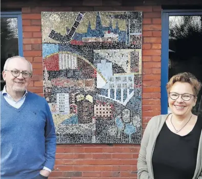  ?? BILD: Thomas Husmann ?? Vor einem Schmidt-Westersted­e-Mosaik: Martin und Susann Hylla