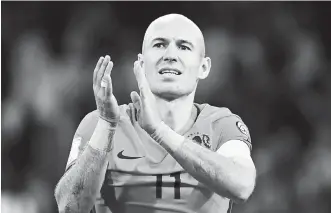  ?? — Gambar AFP ?? TERIMA KASIH SEMUA: Robben memberikan tepukan kepada penyokong selepas tamat aksi perlawanan terakhir Kelayakan Piala Dunia 2018 Rusia di antara Belanda dan Sweden di Amsterdam Arena.