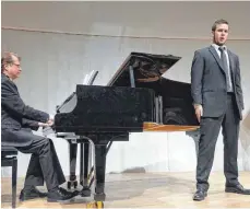  ?? FOTO: DAGMAR HUB ?? Opernhoffn­ung aus Günzburg: Bass Alexander Kiechle (rechts) zeigte beim Festabend sein Können. Er singt seit 2017 am Opernhaus Zürich.