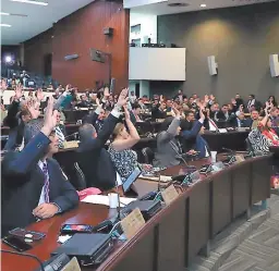  ?? FOTO: EL HERALDO Los dioutados del Paqtido Nacional junto con una cacción del Paqtido Libeqal han oqooiciado este tioo de “coqazas” legislativ­as. ??