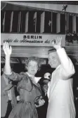  ??  ?? Die Stars wurden am Flughafen Tempelhof empfangen: 1955 Romy Schneider und Karlheinz Böhm, 1971 Shirley MacLaine, 1959 Sophia Loren.