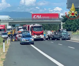  ??  ?? L’incidente di venerdì a Badia al Pino sull’A1 dove sono morte quattro persone, di cui due bambini