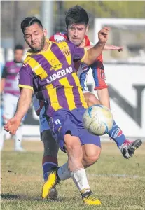  ??  ?? Barroso (9) y Navarro se disputan el balón. De cerca, PABLO PRESTI - LA NUEVA.