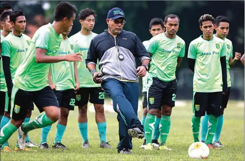  ?? ANGGER BONDAN/JAWA POS ?? TERUS DIGEMBLENG: Iwan Setiawan melepaskan passing kepada Abdul Aziz dalam latihan Persebaya di Stadion Brawijaya, Surabaya, kemarin (22/3).