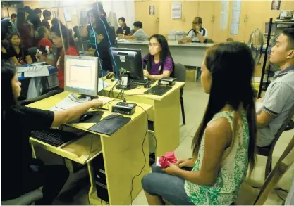  ?? (SUN.STAR FOTO/ARNI ACLAO) ?? REGISTRATI­ON. Teenagers who aspire to be Sanggunian­g Kabataan voters wait for their turn to have their biometrics taken at the Cebu City Commission on Elections office. Registrati­on will end today.
