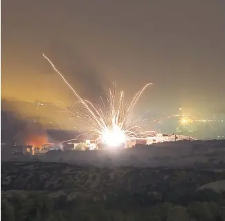  ?? REUTERS ?? En Gaza, la ofensiva terrestre llegó con explosione­s