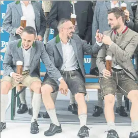  ?? FOTO: EFE Ribéry bromea con Rafinha y Ulreich El Bayern celebró la Oktoberfes­t ??