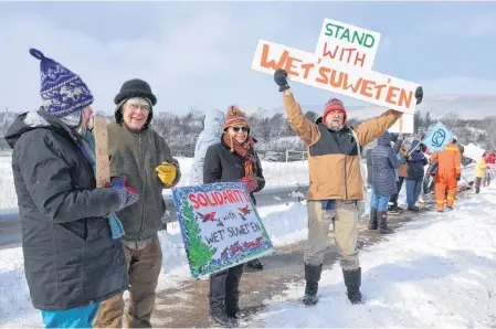  ?? LAWRENCE POWELL ?? Extinction Rebellion Annapolis County Forest Protectors’ Nina Newington, second from left, organized a rally in Annapolis Royal in support of Wet’suwet’en Hereditary Chiefs in northern British Columbia.