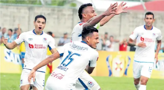  ??  ?? FIGURA. El defensor Ever Alvarado anotó el gol del triunfo a falta de tres minutos para que finalizara el encuentro por la jornada 16.