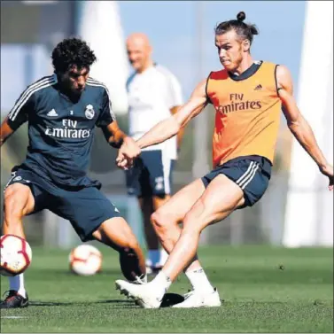  ??  ?? TITULAR. Bale, ayer en el entrenamie­nto con Vallejo, será mañana titular en el Ramón Sánchez Pizjuán.