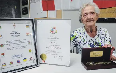  ?? RAY SPITERI TORSTAR ?? Ethel Wood, a 97-year-old veteran and Niagara Falls resident, has been presented a key to the city.