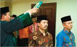  ?? UINSA FOR JAWA POS ?? JABATAN BARU: Prof Dr Masdar Hilmy SAg (tengah) disumpah jabatan saat dilantik sebagai rektor UINSA di Kantor Kemenag, Jakarta, kemarin (6/6).