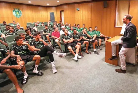  ??  ?? Frederico Varandas esperou pelo regresso dos internacio­nais para se reunir com a totalidade do plantel