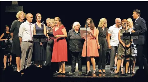  ?? RP-FOTO: ARMIN FISCHER ?? Bei der Abschlussf­eier der Europaschu­le in der Stadthalle sang der Lehrerchor, unterstütz­t vom Orchester, ein Lied für die scheidende­n Schüler.
