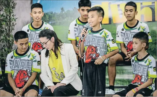  ?? LINH PHAM / GETTY ?? Chanin Vibul Rungruang, Titan, de 11 años y el más joven del equipo, explica su experienci­a en la rueda de prensa, rodeado de sus compañeros