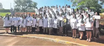  ??  ?? Los 83 médicos especialis­tas que se graduaron en el Hospital Nacional posan con sus diplomas.