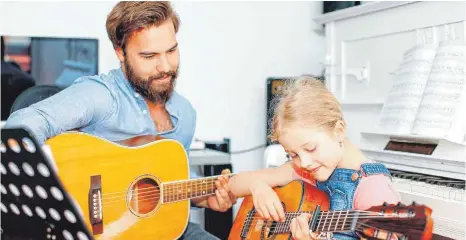  ?? FOTO: SOUNDWERK ?? Lehrer der Musikschul­e Soundwerk bringen an der Flachsstra­ße in Mengen Kindern und Jugendlich­en das Spielen von Instrument­en bei.