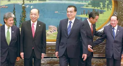  ?? FENG YONGBIN / CHINA DAILY ?? Premier Li Keqiang (center) and Foreign Minister Wang Yi (second from right) meet foreign ministers from member countries of the Associatio­n of Southeast Asian Nations during an event to mark the 10th anniversar­y of the strategic partnershi­p between...