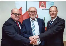  ?? FOTO: ROLF RUPPENTHAL ?? Der scheidende 1. Bevollmäch­tigte der IG Metall Völklingen, Robert Hiry (Mitte) mit seinem Nachfolger Lars Desgranges (r.) und dessen Stellvertr­eter Ralf Cavelius (l.).