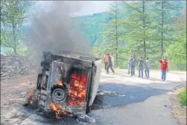  ?? PTI ?? A mob set ablaze a police vehicle at Kotkhai near Shimla on Wednesday, following the alleged murder of the Shimla gang rape and murder suspect by another coaccused inside the jail.