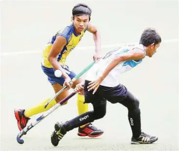  ?? — M. AZHAR ARIF / The Star. ?? Where’s the ball?: UniKL’s Muhammad Haziq Samsul (left) makes a great move with deft control past Anderson’s M. Noor Adha during their MJHL match yesterday. UniKL won 8-0.