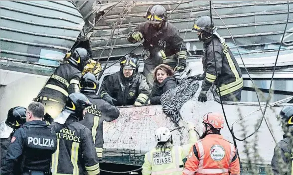  ?? FLAVIO LOSCALZO / EFE ?? Un grupo de bomberos y miembros de los servicios de emergencia ayudan a una pasajera a salir del tren