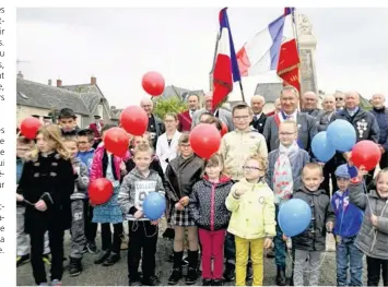  ??  ?? Les enfants ont chanté deux couplets entiers de l’hymne national.