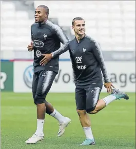  ?? FOTO: AP ?? Djibril Sidibe, con su compañero de selección, Antoine Griezmann