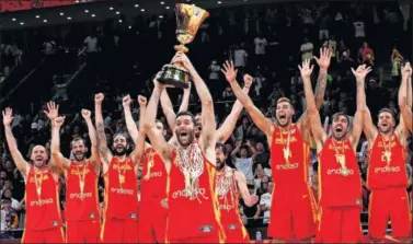  ??  ?? CAMPEONES. Rudy levanta la Copa del Mundo, mientras sus compañeros de la Selección lo celebran.