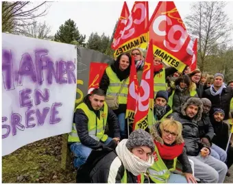  ??  ?? Une vingtaine de salariés d’Hafner étaient réunis ce mercredi devant les locaux de l’entreprise, à Septeuil, pour demander des revalorisa­tions salariales.