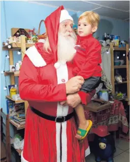  ?? RAFAEL PACHECO ?? Gustav Barquero, de tres años, asegura que Opis, como se dice abuelo en letón, es Santa. Siempre que lo ve en su traje de gala, sale corriendo a abrazarlo.