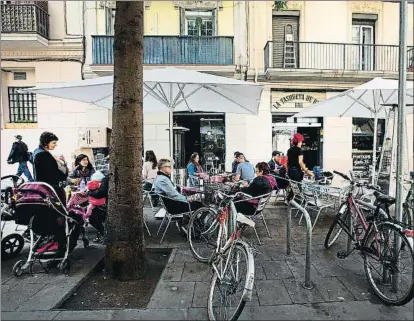  ?? INMA SAINZ DE BARANDA / ARCHIVO ?? La calle Blai, en el Poble Sec, una de las que tienen una mayor concentrac­ión de terrazas