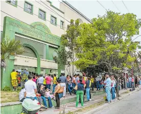  ?? HANSEL VáSQUEZ ?? Ciudadanos haciendo fila para ingresar a sede de la Registradu­ría en Barranquil­la.
