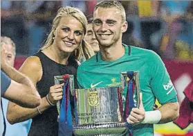  ?? FOTO: PERE PUNTÍ ?? Cillessen y su pareja posan con la Copa del Rey El holandés disputó la final