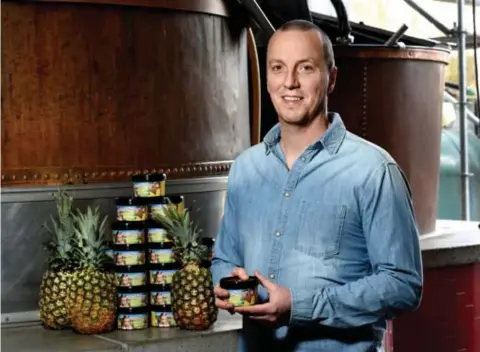  ?? FOTO SERGE MINTEN ?? Gert Bleus brengt 3.000 unieke potjes ananasstro­op van zijn broer Raf en vader Johny op de markt.